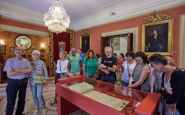 Visita guiada al ayuntamiento de Pamplona con motivo del VI centenario del Privilegio de la Unión.