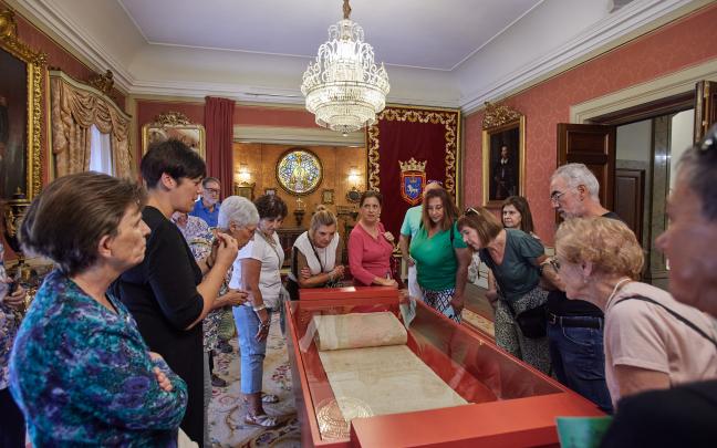 Visita guiada al ayuntamiento de Pamplona con motivo del VI centenario del Privilegio de la Unión.
