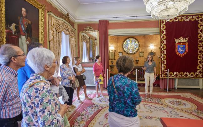 Visita guiada al ayuntamiento de Pamplona con motivo del VI centenario del Privilegio de la Unión.
