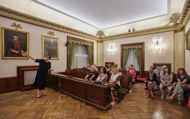 Visita guiada al ayuntamiento de Pamplona con motivo del VI centenario del Privilegio de la Unión.