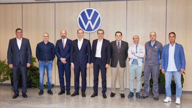 De izquierda a derecha, Kai Feuerherdt (director de Recursos Humanos de Volkswagen Navarra); Alfredo Morales (presidente del Comité de Empresa de Volkswagen Navarra); Dr. Stefan Piëch (consejero de Volkswagen Navarra); Dr. Christian Vollmer (miembro del Comité Ejecutivo de la marca Volkswagen y del Comité Ampliado para Producción y Logística, y presidente del Consejo de Administración de Volkswagen Navarra); Michael Hobusch (presidente de Volkswagen Navarra); Luis Comas (consejero de Volkswagen Navarra), Carlos Zalduendo (secretario general de CC. OO. de Volkswagen Navarra), José Luis Huergo (CC. OO.) y César Bonel (UGT). Foto: VW Navarra