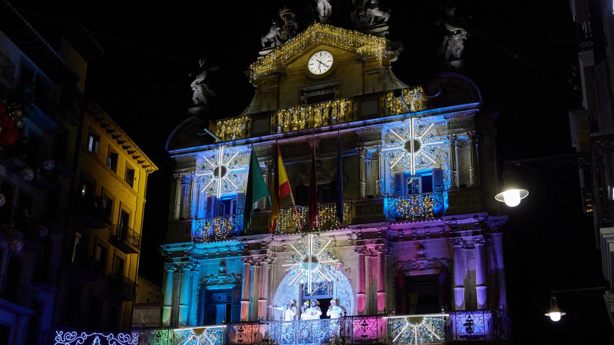 Fachada del Ayuntamiento de Pamplona iluminada con motivos navideños. Foto: Ayuntamiento de Pamplona