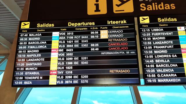Imagen de archivo de un panel con vuelos cancelados en el Aeropuerto de Loiu