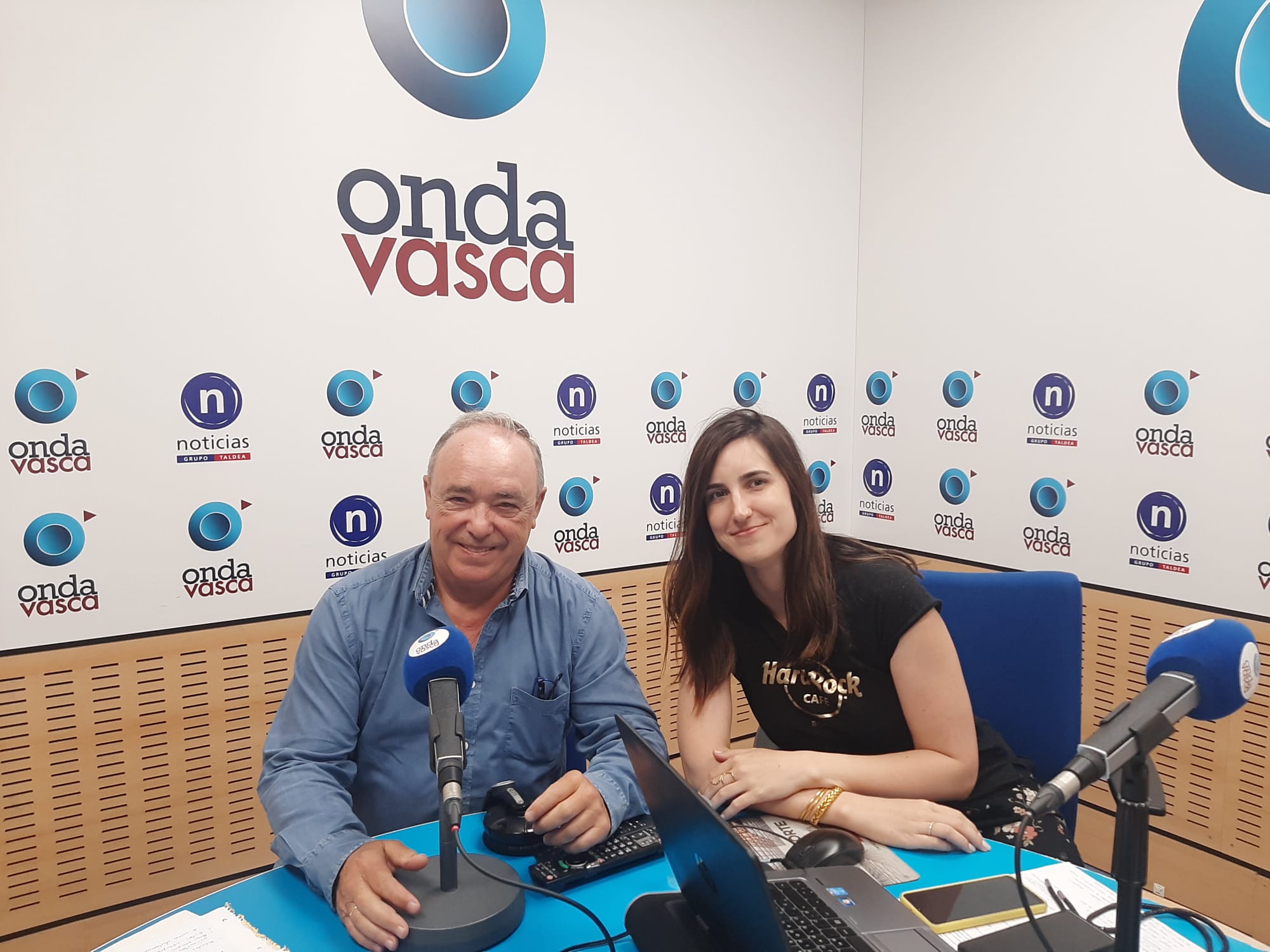 Andoni Oleagordia, junto a Iranzu Calvo, en el estudio de Onda Vasca