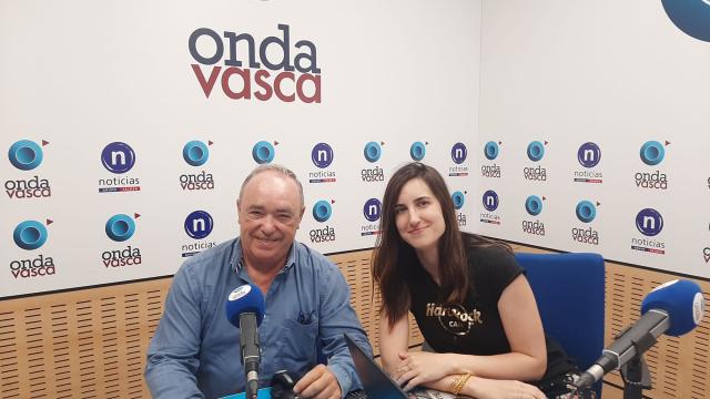 Andoni Oleagordia, junto a Iranzu Calvo, en el estudio de Onda Vasca