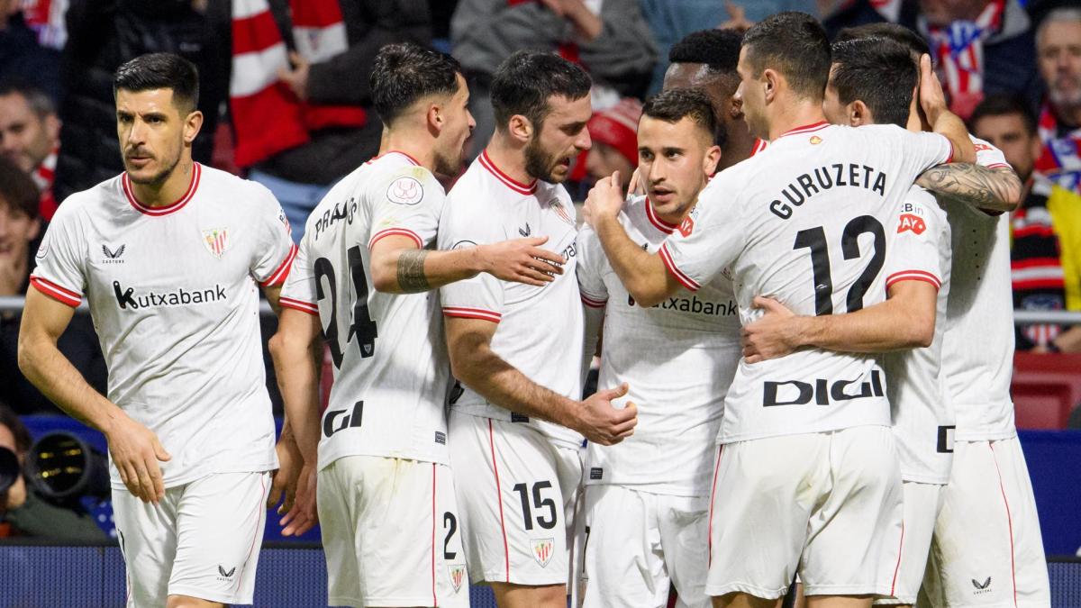 Álex Berenguer celebra su gol con los compañeros en el único triunfo bilbaíno en el Metropolitano. / ATHLETIC CLUB