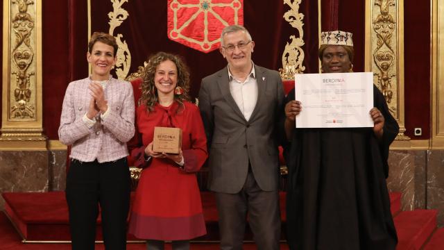 De izda. a dcha.: la presidenta de Navarra, María Chivite; la coordinadora de Acción Contra la Trata, Alicia Giménez; el vicepresidente, Félix Taberna; y la mediadora, Joy Ogbeide. Foto: Gobierno de Navarra