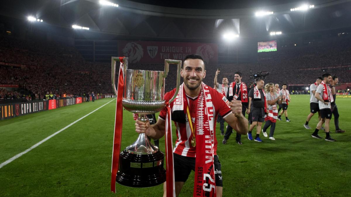 Iñigo Lekue posa en La Cartuja con el título de Copa / Athletic Club