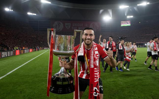 Iñigo Lekue posa en La Cartuja con el título de Copa / Athletic Club