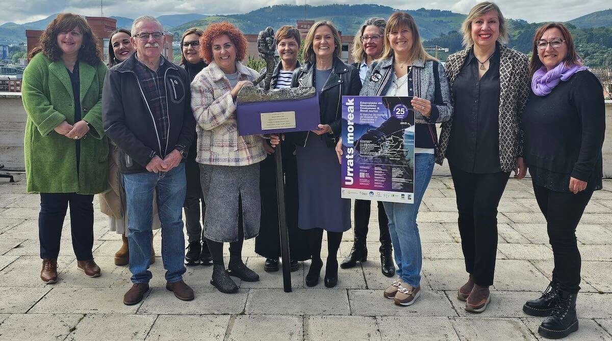 Alcaldesas y concejalas de Igualdad de Ezkerraldea y Meatzaldea en la presentación de la marcha. / Ayuntamiento de Barakaldo.