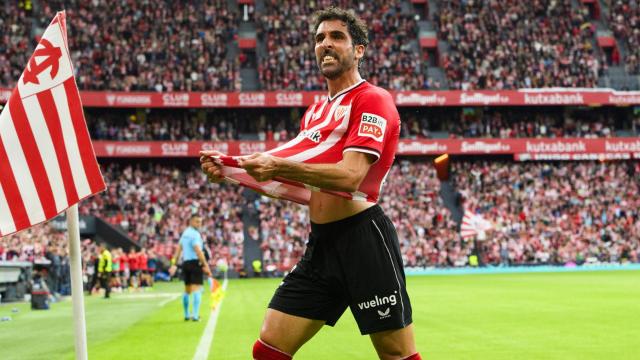 Raúl García festeja su último gol en la despedida en San Mamés. / ATHLETIC CLUB