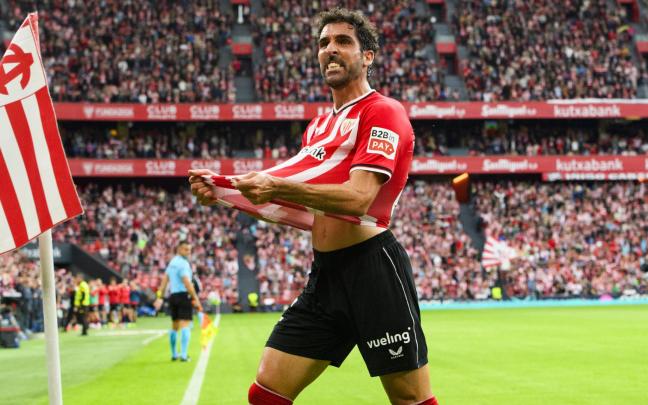 Raúl García festeja su último gol en la despedida en San Mamés. / ATHLETIC CLUB