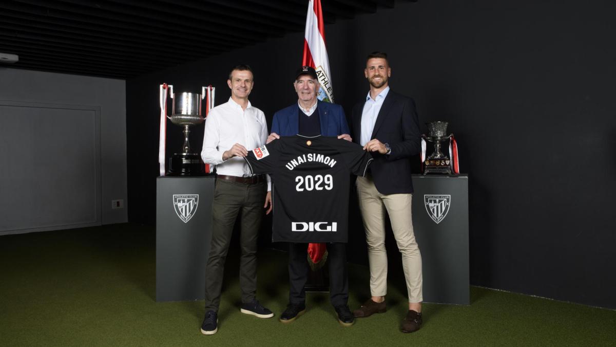 Jon Uriarte, Jose Angel Iribar y Unai Simón en la firma de la renovación del guardameta en San Mames / Athletic Club.
