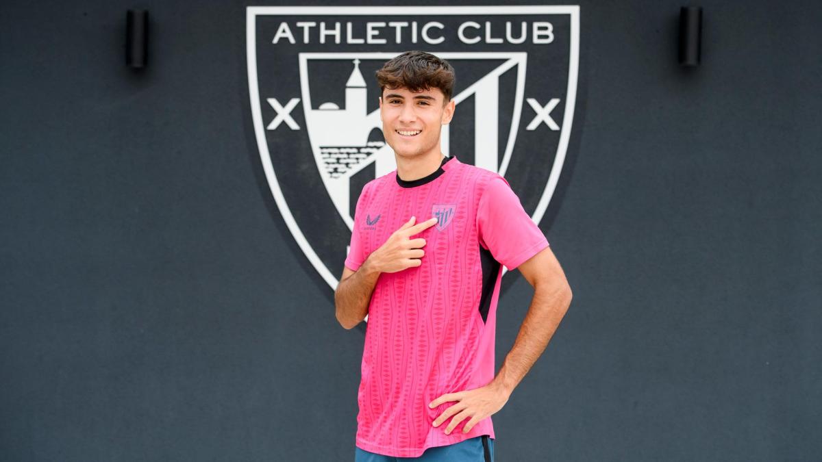 Dani Pérez ya posa con la camiseta del Athletic / Athletic Club