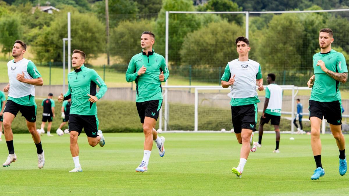 Gorosabel, Guruzeta y Aingeru Olabarrieta durante un entrenamiento con el primer equipo / Athletic Club