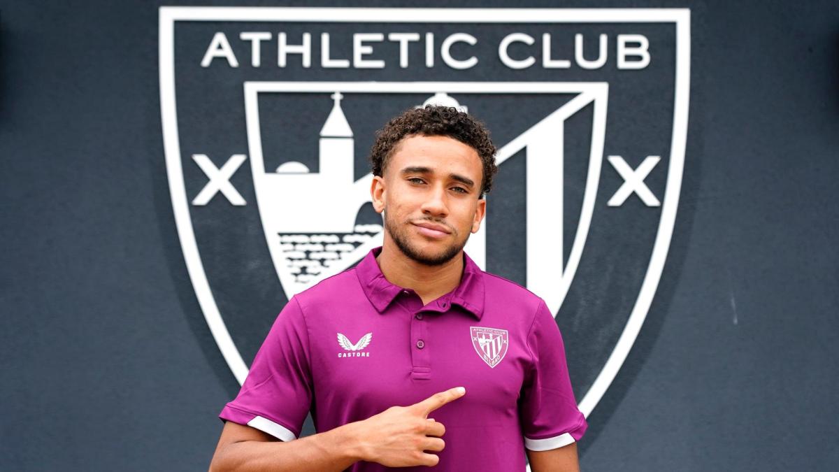 Johaneko ya posa con la camiseta del Athletic / Athletic Club