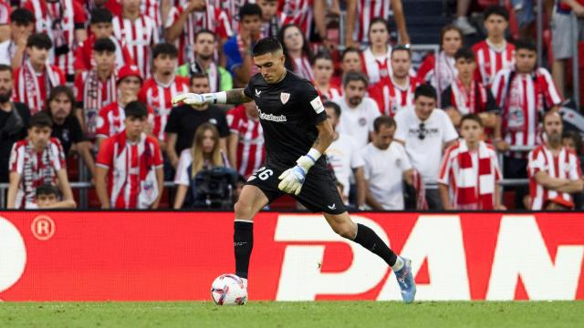 Álex Padilla juega el balón ante el Getafe, partido que supueso su estreno con elprimer equipo en agosto de 2024. / ATHLETIC CLUB