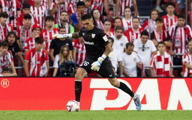 Álex Padilla juega el balón ante el Getafe, partido que supueso su estreno con elprimer equipo en agosto de 2024. / ATHLETIC CLUB