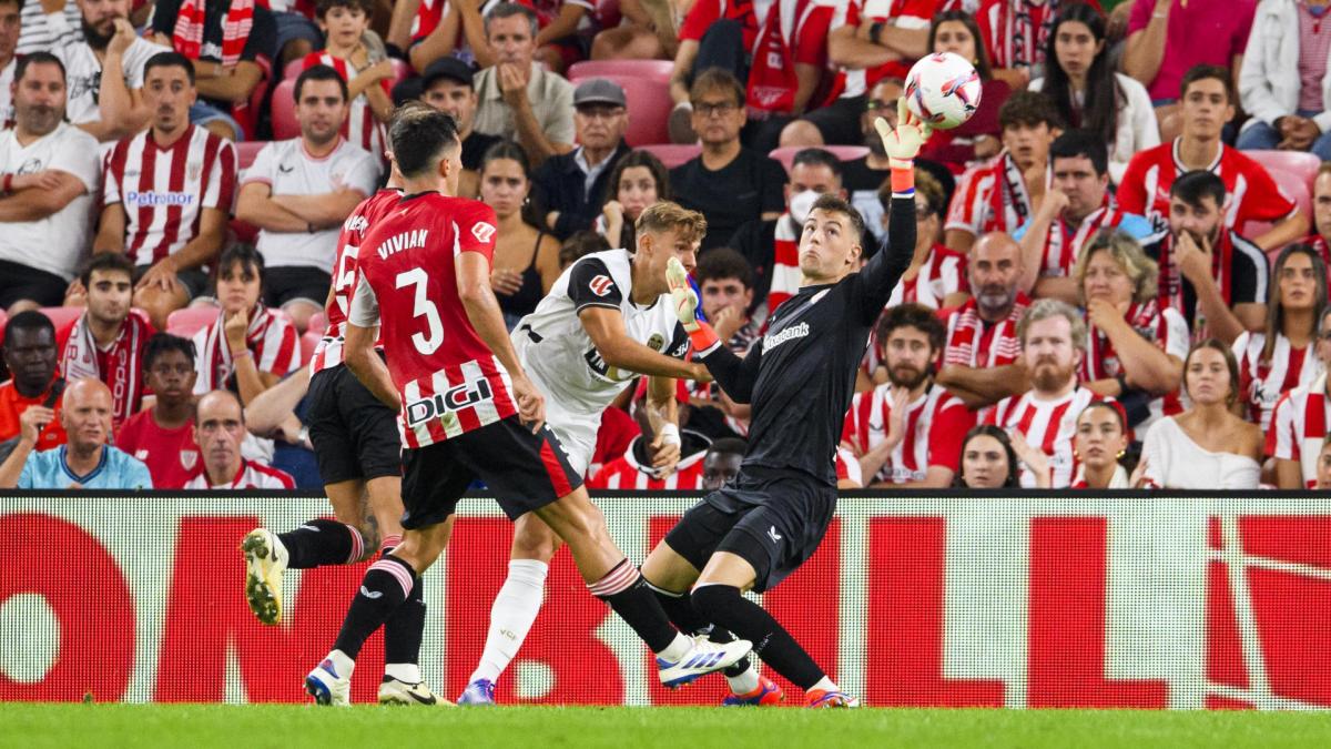 Julen Agirrezabala en acción ante el Valencia, la pasada temporada en San Mamés. / ATHLETIC CLUB