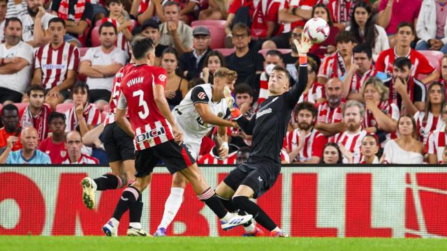 Julen Agirrezabala en acción ante el Valencia, la pasada temporada en San Mamés. / ATHLETIC CLUB Julen Agirrezabala en acción ante el Valencia, la pasada temporada en San Mamés. / ATHLETIC CLUB