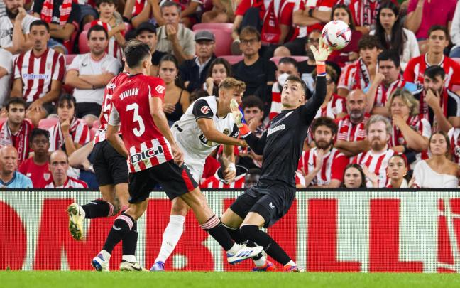 Julen Agirrezabala en acción ante el Valencia, la pasada temporada en San Mamés. / ATHLETIC CLUB