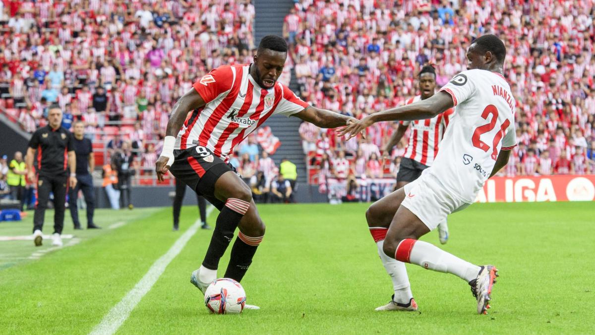 Iñaki Williiams y el francés Nianzou pugnan por un balón en la última visita del Sevilla a La Catedral. / ATHLETIC CLUB