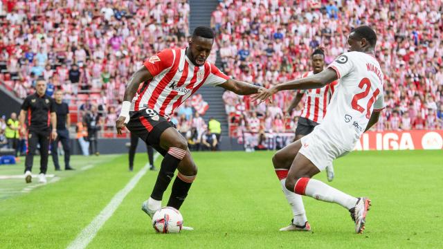 Iñaki Williiams y el francés Nianzou pugnan por un balón en la última visita del Sevilla a La Catedral. / ATHLETIC CLUB