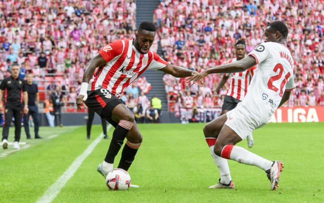 Iñaki Williiams y el francés Nianzou pugnan por un balón en la última visita del Sevilla a La Catedral. / ATHLETIC CLUB