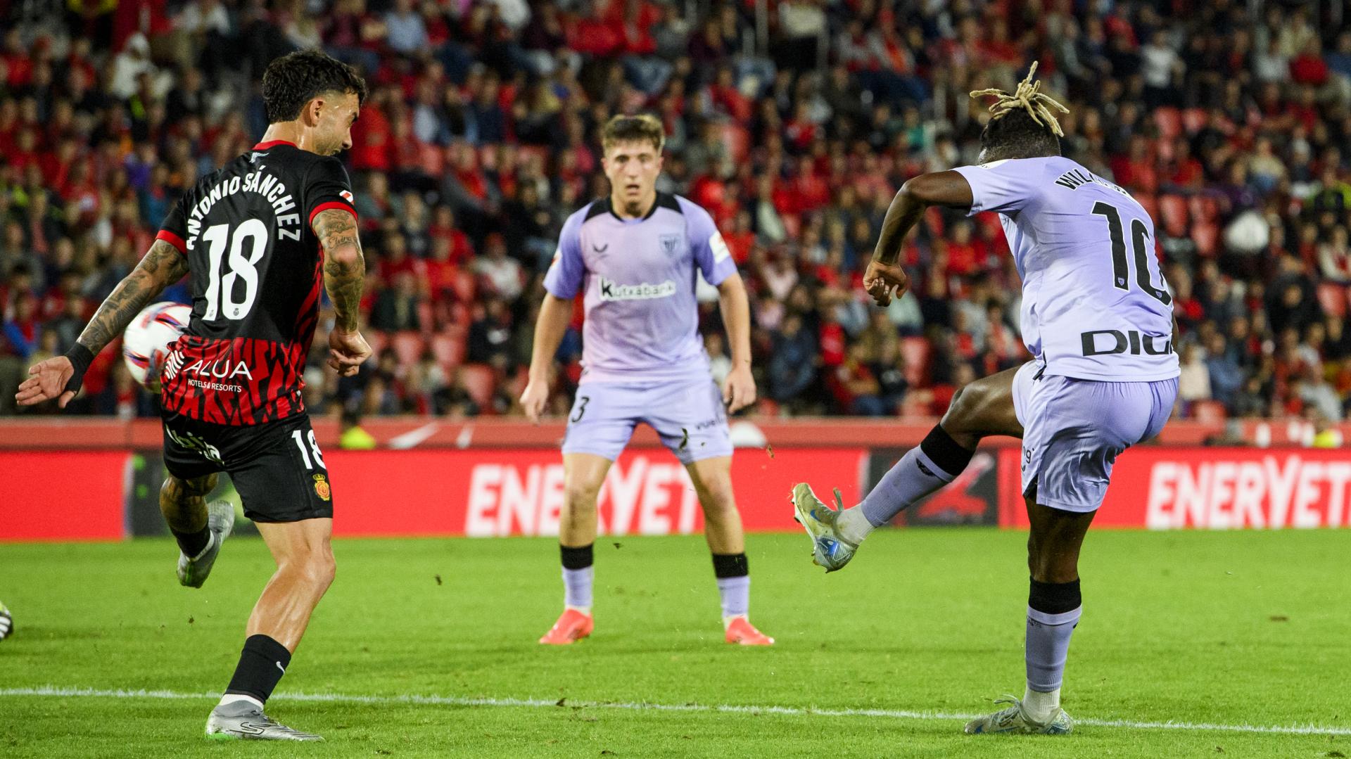 Nico Williams dispara a portería ante la atenta mirada de Mikel Jauregizar durante el último choque de los rojiblancos en Son Moix (0-0). / ATHLETIC CLUB