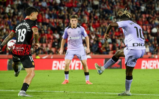 Nico Williams dispara a portería ante la atenta mirada de Mikel Jauregizar durante el último choque de los rojiblancos en Son Moix (0-0). / ATHLETIC CLUB