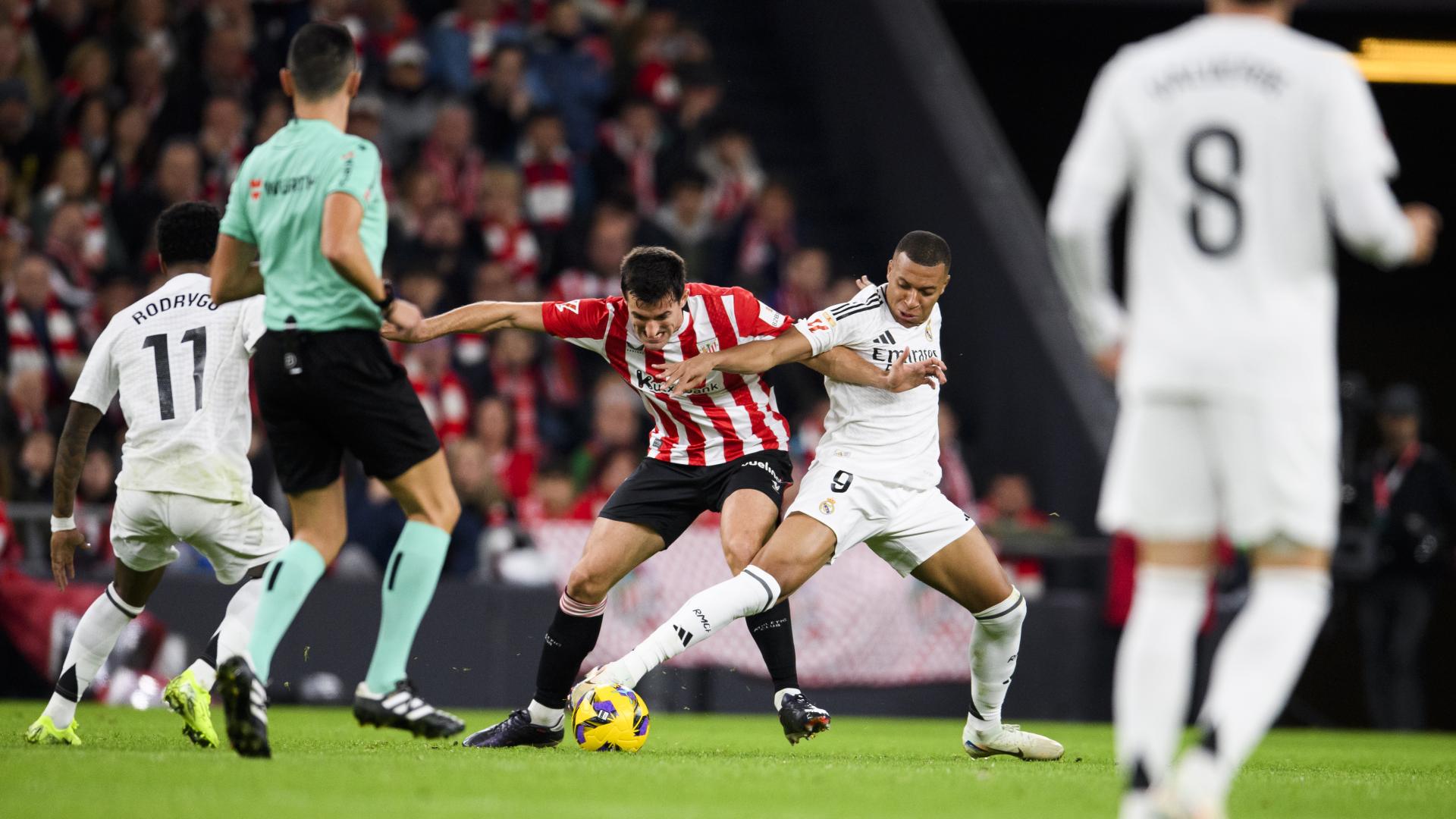 Dani Vivian y Kylian Mbappé en acción durante la temporada pasada en San Mamés. / ATHLETIC CLUB