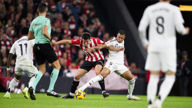 Dani Vivian y Kylian Mbappé en acción durante la temporada pasada en San Mamés. / ATHLETIC CLUB