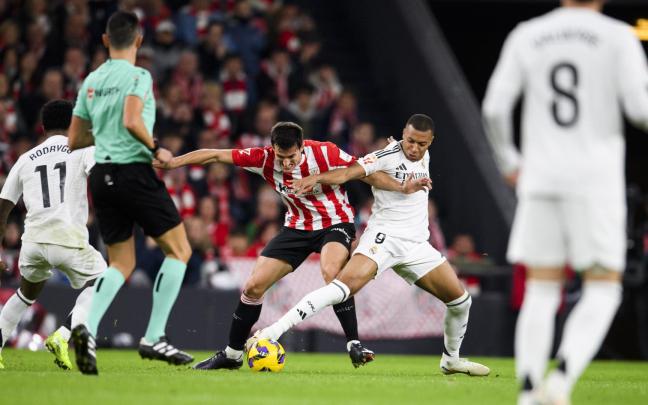 Dani Vivian y Kylian Mbappé en acción durante la temporada pasada en San Mamés. / ATHLETIC CLUB