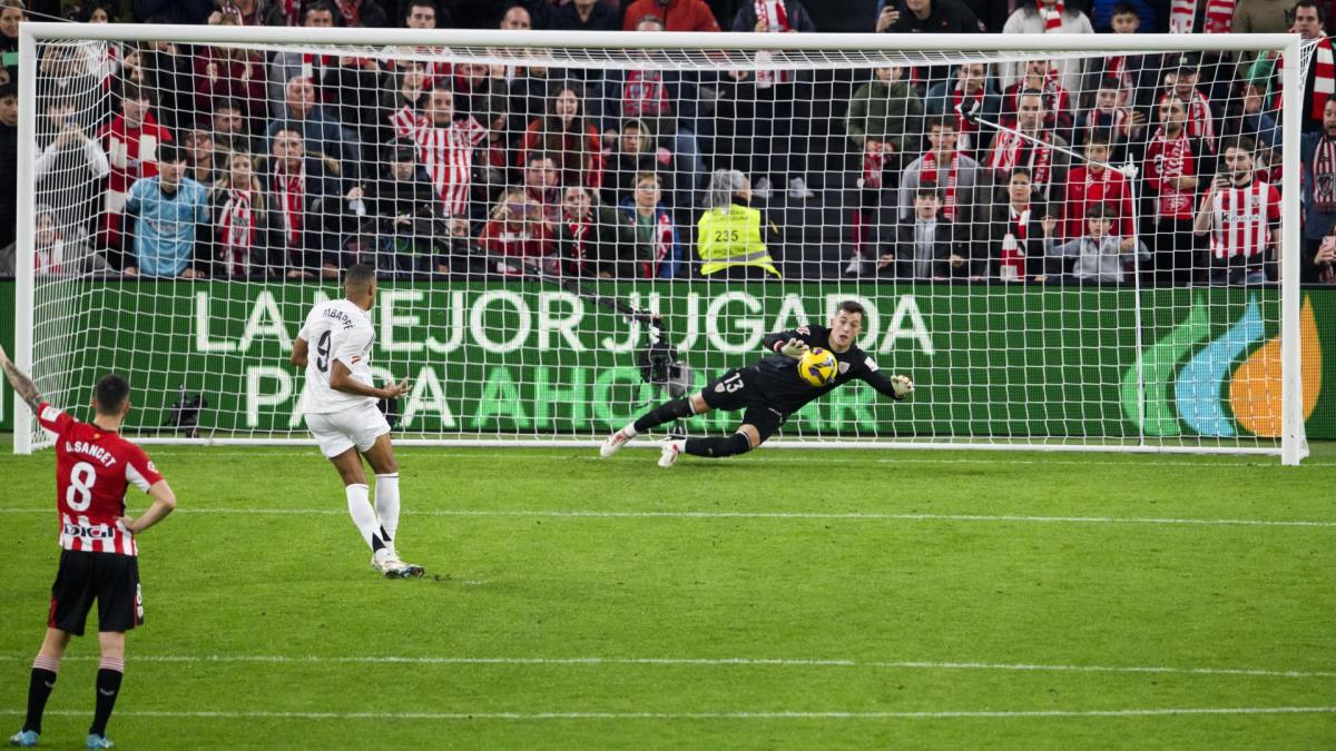 Julen deteniendo el penalti a Mbappe / Athletic Club