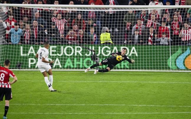 Julen deteniendo el penalti a Mbappe / Athletic Club