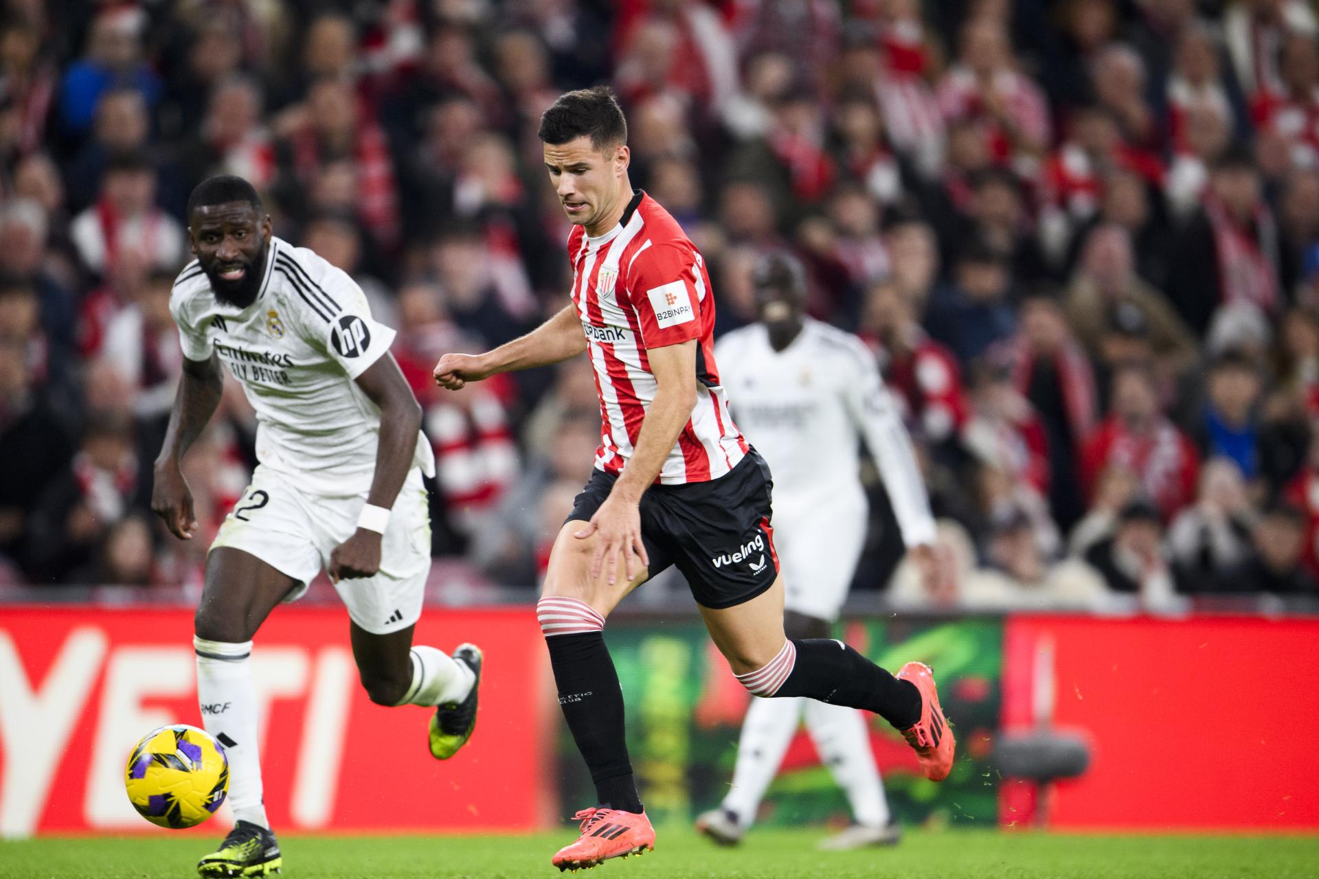 Gorka Guruzeta consigue ante Courtois el gol del triunfo en la última visita blanca a San Mamés. / ATHLETIC CLUB