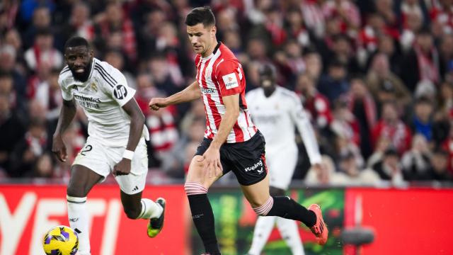 Gorka Guruzeta consigue ante Courtois el gol del triunfo en la última visita blanca a San Mamés. / ATHLETIC CLUB