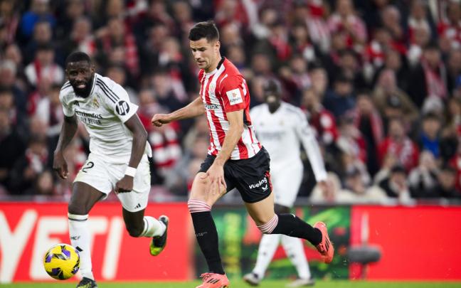 Gorka Guruzeta consigue ante Courtois el gol del triunfo en la última visita blanca a San Mamés. / ATHLETIC CLUB