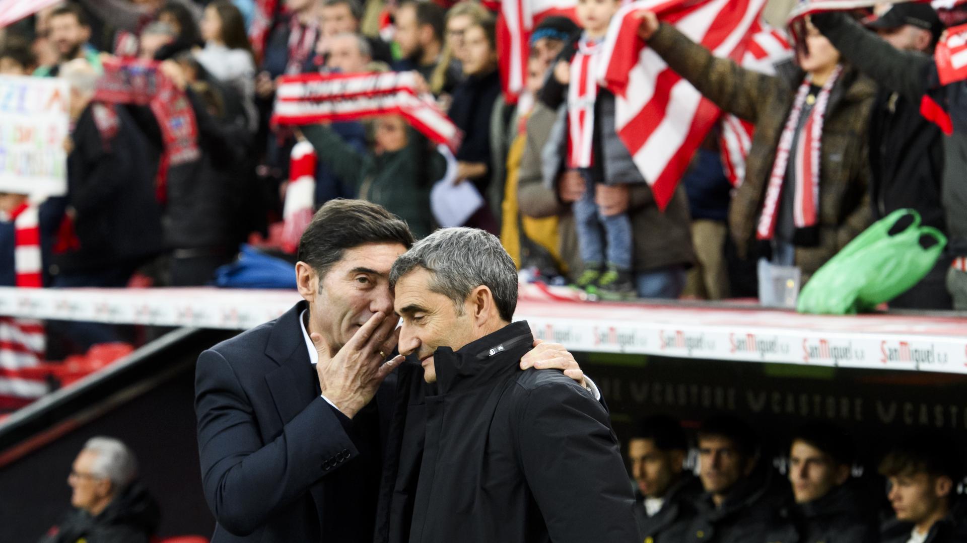 Marcelino García Toral y Ernesto Valverde se saludan antes del choque jugado durante la primera vuelta en San Mamés. / ATHLETIC CLUB