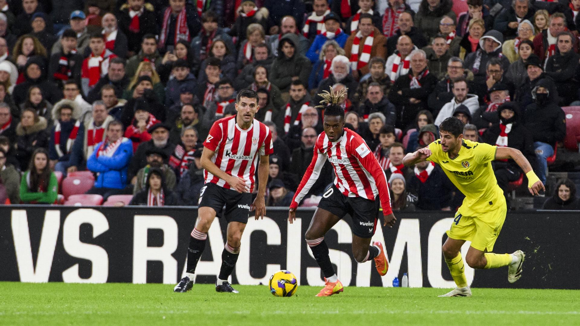 Comesaña persigue a Nico Williams en presencia de Vivian durante la primera vuelta en San Mamés. / ATHLETIC CLUB