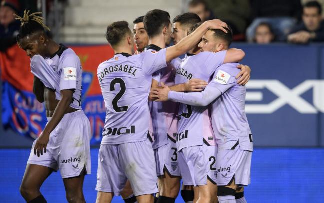 Berenguer es felicitado por sus compañeros al marcar el gol del 1-2 definitivo en El Sadar. / ATHLETIC CLUB