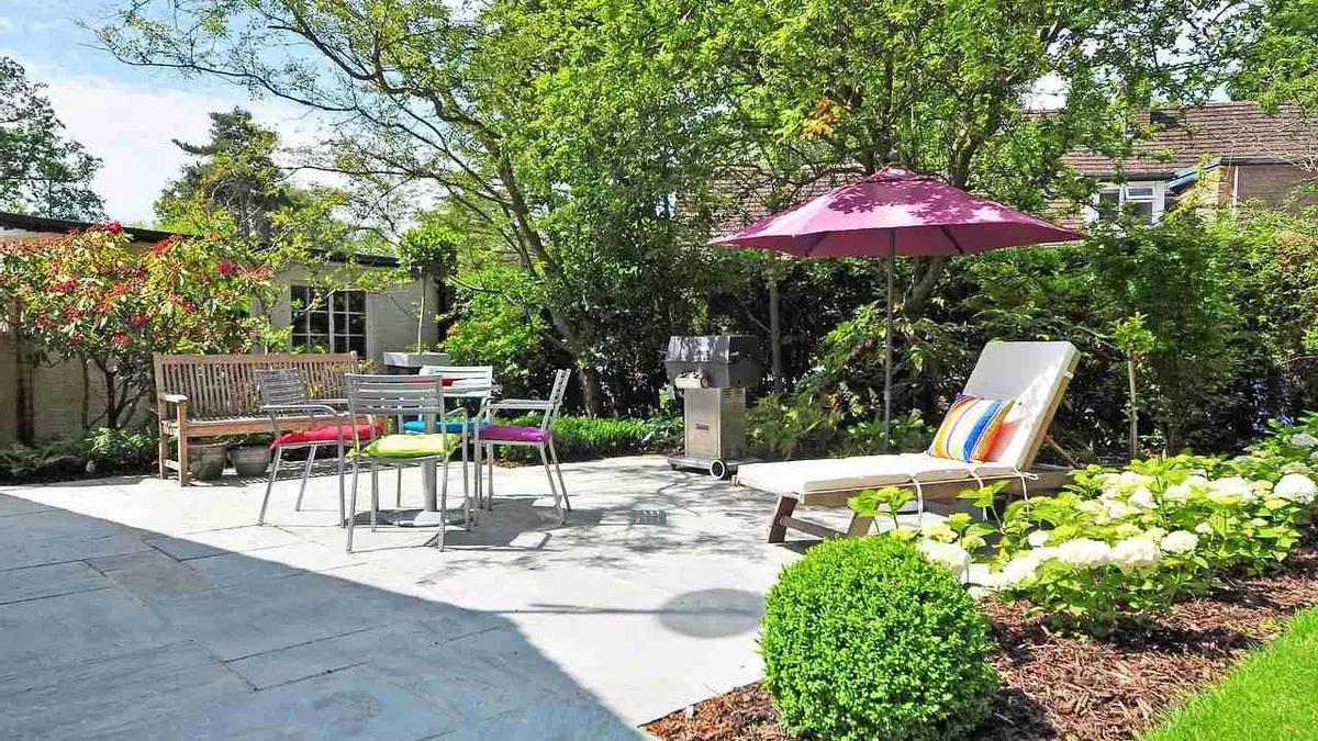 El exterior de una casa en verano