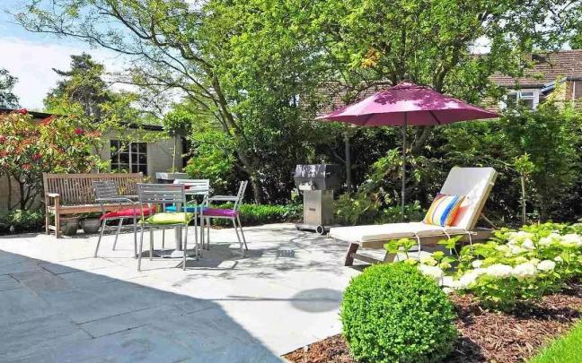 El exterior de una casa en verano