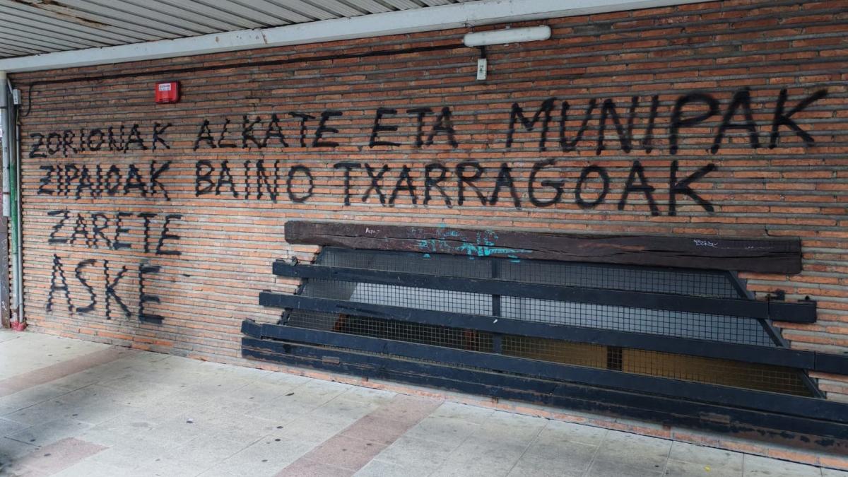 Pintada aparecida esta madrugada en la pared del polideportivo Sakoneta de Leioa