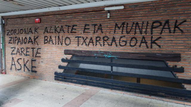 Pintada aparecida esta madrugada en la pared del polideportivo Sakoneta de Leioa Pintada aparecida esta madrugada en la pared del polideportivo Sakoneta de Leioa