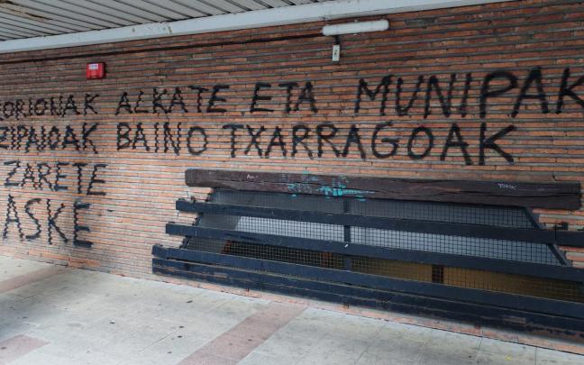 Pintada aparecida esta madrugada en la pared del polideportivo Sakoneta de Leioa Pintada aparecida esta madrugada en la pared del polideportivo Sakoneta de Leioa