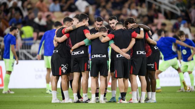 Los jugadores rojiblancos hacen corro en Yeda antes de medirse al Bará en la semifinal de la edición pasad. / ATHLETIC CLUB