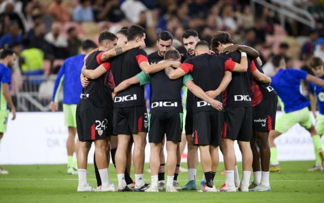 Los jugadores rojiblancos hacen corro en Yeda antes de medirse al Bará en la semifinal de la edición pasad. / ATHLETIC CLUB