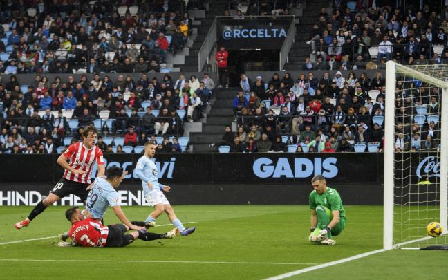 Berenguer, en imagen junto a Unai Gómez, firmó una de las dos dianas del último viaje a Vigo. / ATHLETIC CLUB