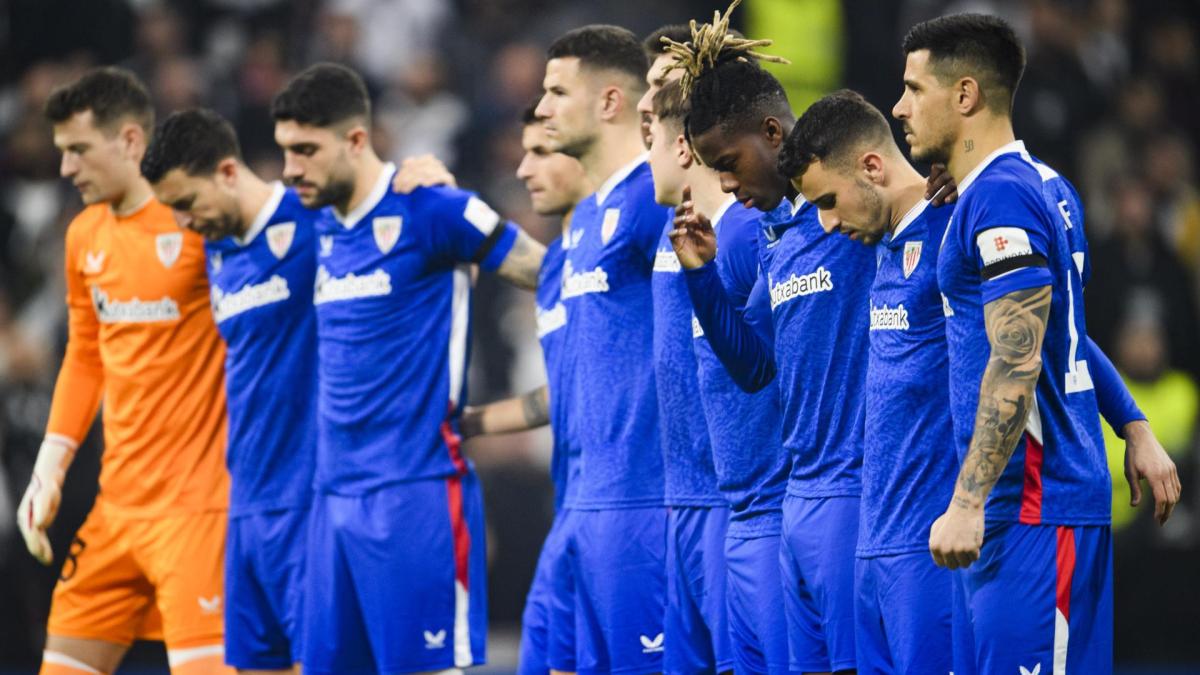 Los jugadores del Athletic durante el minuto de silencia frente al Besiktas. Foto: Athletic Club